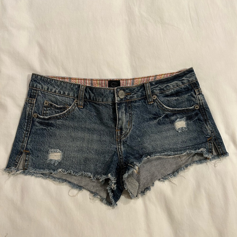Rip curl denim low rise cut off shorts mid/ dark wash